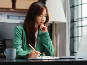 A Chinese women looking for a new job on Tinder